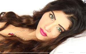 Model Aqsa Bhatt killing with her beautiful eyes!